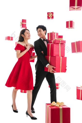 快乐的青年伴侣抱着礼品盒