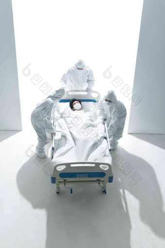 医务工作者推着病床上的患者