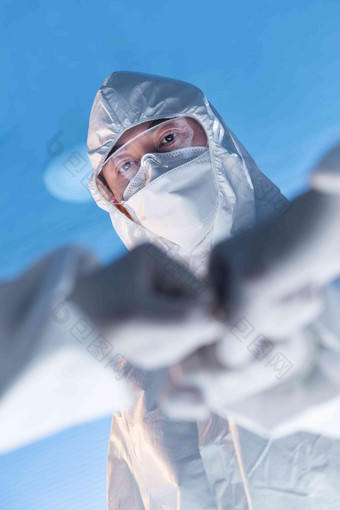 医生戴着外科手套相互鼓励防疫高质量相片