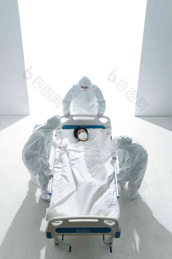 医务工作者推着病床上的患者合作高端镜头