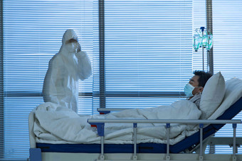 医生和患者在病房里传染病高端镜头