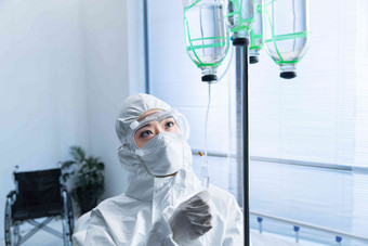 青年女医生在病房里工作病毒高端图片