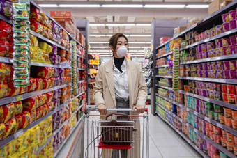 戴口罩的青年女人在超市购物传染病清晰摄影