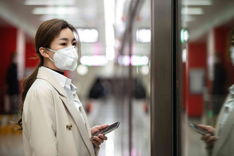 年轻女人站在地铁站台上防污染<strong>口罩</strong>清晰影相