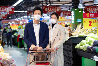 在超市购物的青年夫妇<strong>预防</strong>病毒清晰摄影图