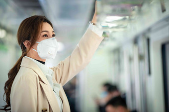 戴口罩的年轻女人乘坐地铁防污染口罩氛围拍摄