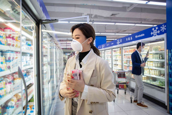 青年女人在超市购物面罩写实场景