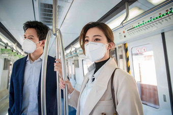 戴口罩的青年人乘坐地铁疫情高质量场景