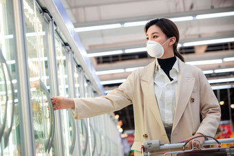 青年女人在超市购物预防高质量拍摄