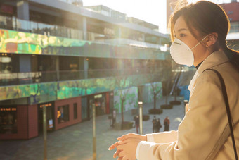 戴口罩的青年女人彩色图片清晰镜头