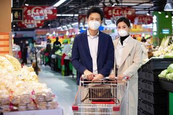 在超市购物的青年夫妇疫情生活女人高清影相