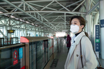 戴口罩的年轻女人站在<strong>地铁</strong>站台上安全高端场景