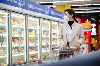 戴口罩的青年女人在超市购物超市高清摄影