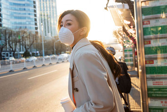戴口罩的年轻女人站在<strong>公交车</strong>站防污染口罩清晰拍摄
