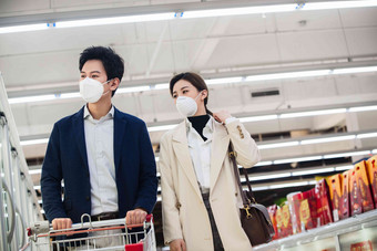 戴口罩的青年夫妇在超市购物成年人写实摄影图