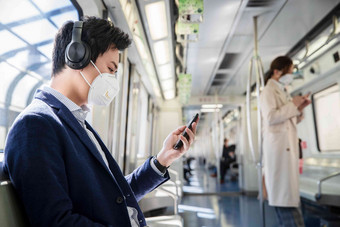 戴口罩的青年人乘坐地铁防污染口罩写实场景