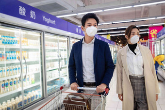 青年夫妇在超市购物摆放高清拍摄