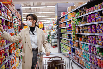 戴口罩的青年女人在超市购物防疫氛围拍摄