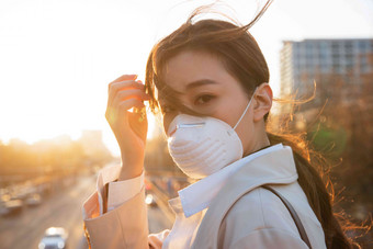 户外戴口罩的青年女人一个人场景