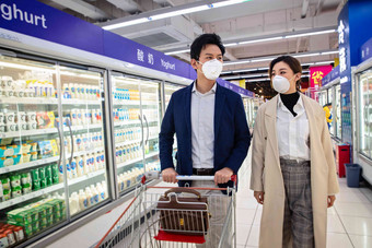 戴口罩的青年夫妇在超市购物彩色图片高质量相片