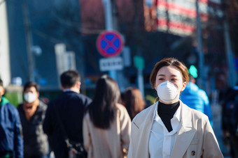 青年女人戴<strong>口罩</strong>在户外行走