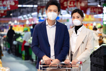 在超市购物的青年夫妇面罩高清镜头