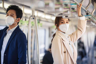 戴口罩的青年人乘坐地铁