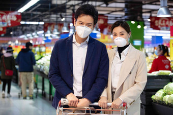 在超市购物的青年夫妇病毒高清图片