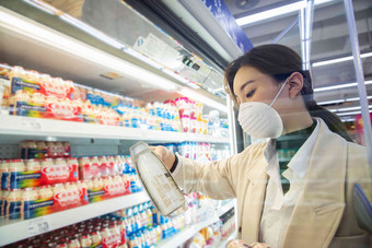 青年女人在超市购物