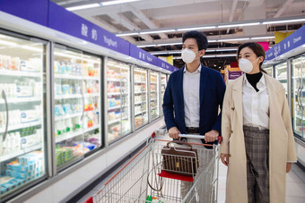 青年夫妇在超市购物疫情高清镜头