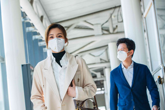 戴口罩的青年人站在地铁站台上女人高质量摄影