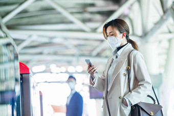 戴口罩的年轻女人站在<strong>地铁</strong>站台上防流感口罩高端素材