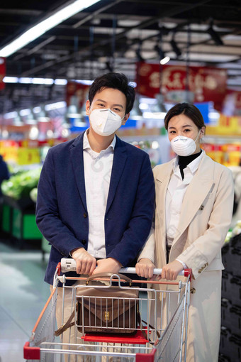 在超市购物的青年夫妇安全高清影相
