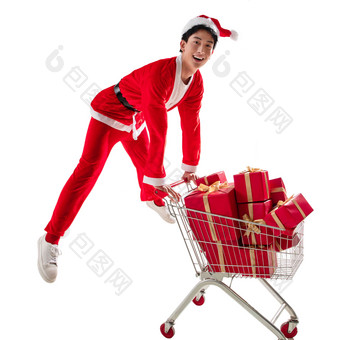 穿圣诞服的青年男人推着购物车圣诞节氛围素材