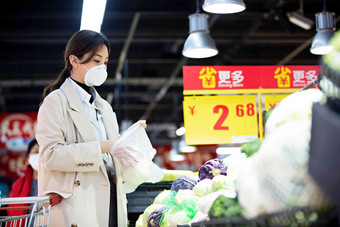 青年女人在超市购物中国人清晰拍摄