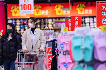 戴口罩的青年女人在超市购物安全写实影相