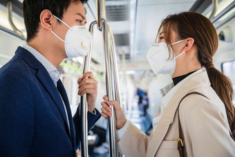 戴口罩的青年情侣乘坐地铁公共交通氛围拍摄