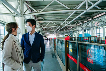 戴口罩的青年人站在地铁站台上口罩高端镜头