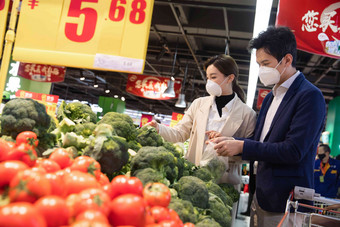 青年夫妇戴口罩在超市挑选蔬菜青年伴侣写实拍摄