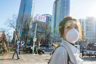 青年女人戴口罩在户外行走中国高清素材