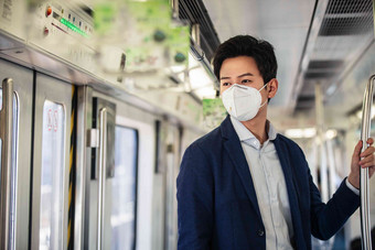 戴口罩的青年男子乘坐地铁保护写实摄影