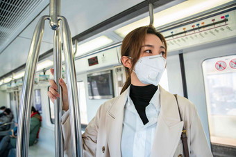 青年女人乘坐地铁