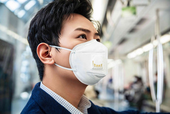 青年男子戴口罩乘坐地铁预防病毒商务人士高质量图片