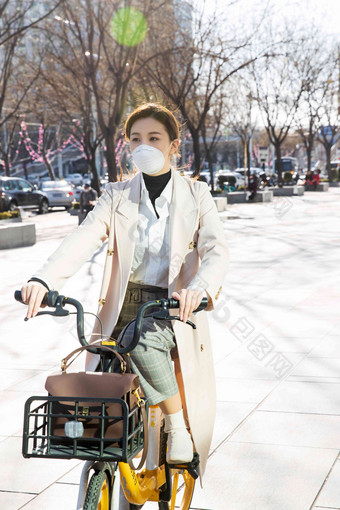 戴口罩的年轻女人骑共享单车共享单车清晰场景