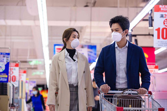 戴口罩的青年夫妇在超市购物安全清晰镜头