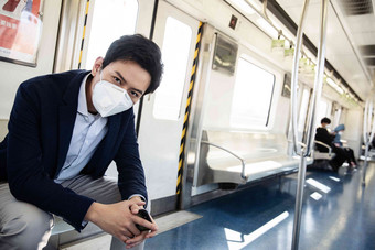 青年男子戴口罩乘坐地铁防病毒口罩清晰场景