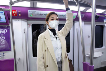 戴口罩的年轻女人乘坐地铁彩色图片高清拍摄