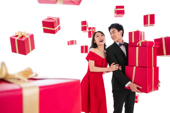 快乐的青年伴侣抱着礼品盒