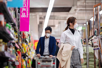青年夫妇戴口罩在超市购物防护高端场景