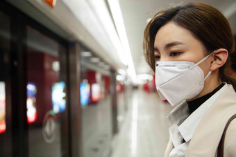 戴口罩的年轻女人站在<strong>地铁</strong>站台上户内高清场景